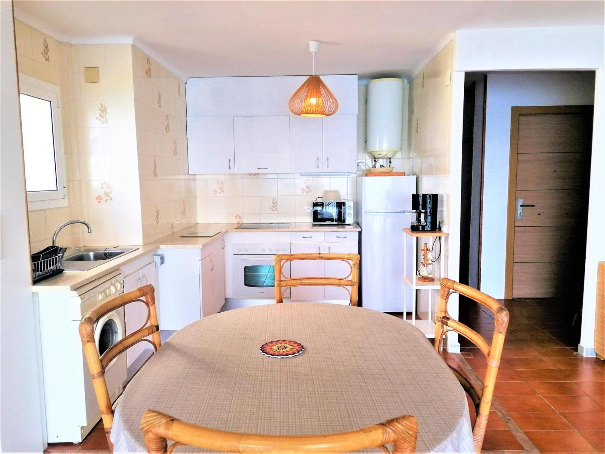 3166 Dallas I Esc. A 2a, Zona Tranquila, Con Pies En El Agua. Situado En Pleno Camino De Ronda Por El Que Dando Un Paseo Llegara A Playas Salvajes De Roses. Parking. - Es-258-98 Apartment