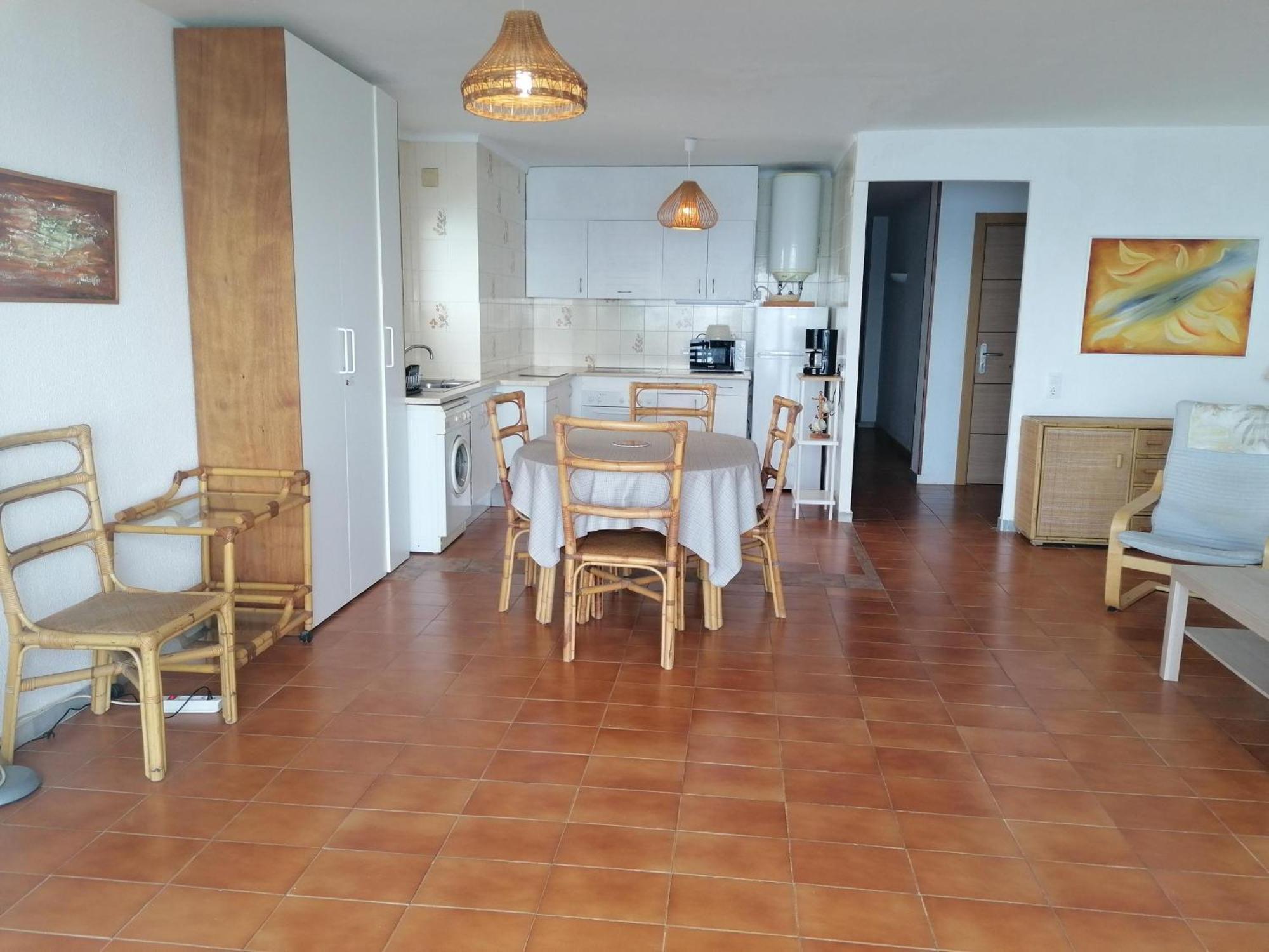Apartment 3166 Dallas I Esc. A 2a, Zona Tranquila, Con Pies En El Agua. Situado En Pleno Camino De Ronda Por El Que Dando Un Paseo Llegara A Playas Salvajes De Roses. Parking. - Es-258-98 *
