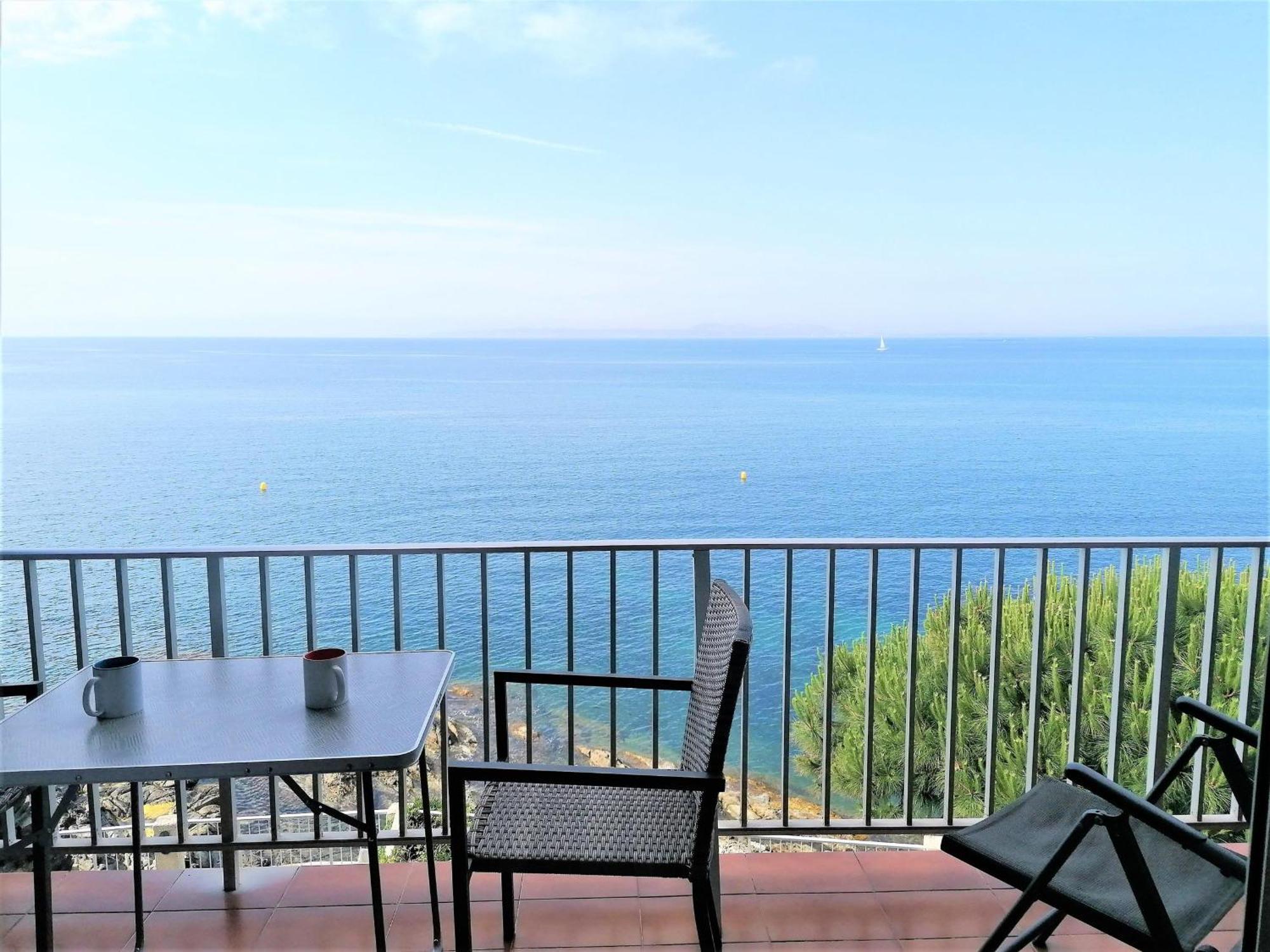 3166 Dallas I Esc. A 2a, Zona Tranquila, Con Pies En El Agua. Situado En Pleno Camino De Ronda Por El Que Dando Un Paseo Llegara A Playas Salvajes De Roses. Parking. - Es-258-98 Apartment *