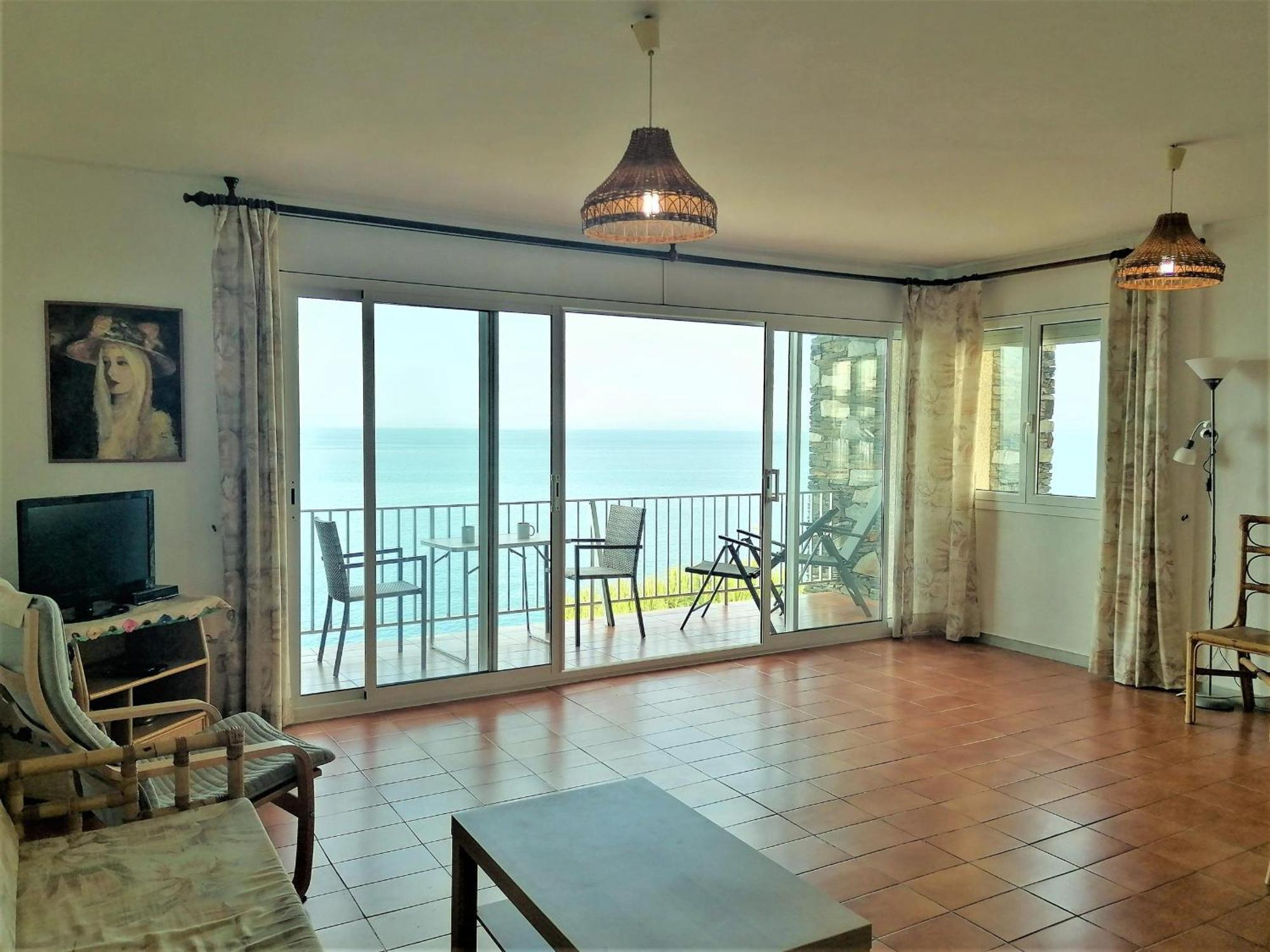 Apartment 3166 Dallas I Esc. A 2a, Zona Tranquila, Con Pies En El Agua. Situado En Pleno Camino De Ronda Por El Que Dando Un Paseo Llegara A Playas Salvajes De Roses. Parking. - Es-258-98 Roses